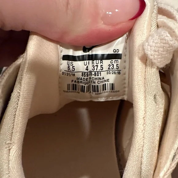 Nike Women's Blush Pink Sneakers NWOT - Picture 5 of 5